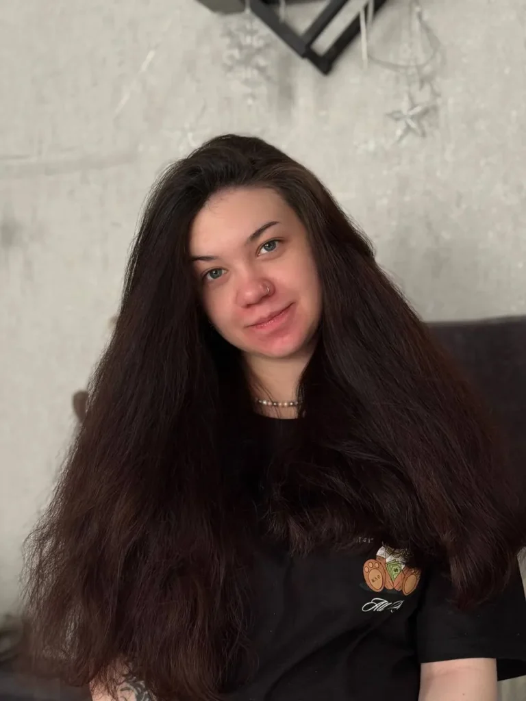 Алина с длинными тёмными волосами