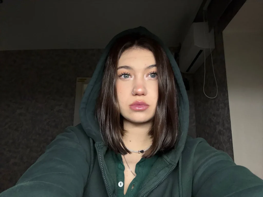 Алина в зелёном капюшоне