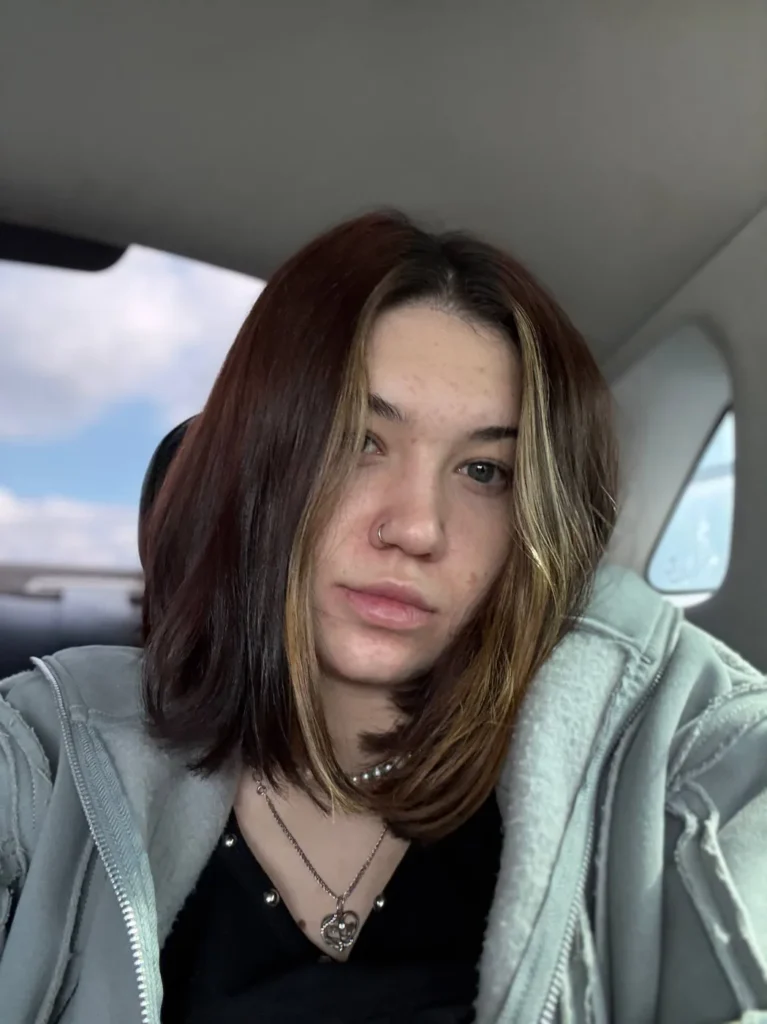 Алина из дуэта «Алина и Макс» в машине