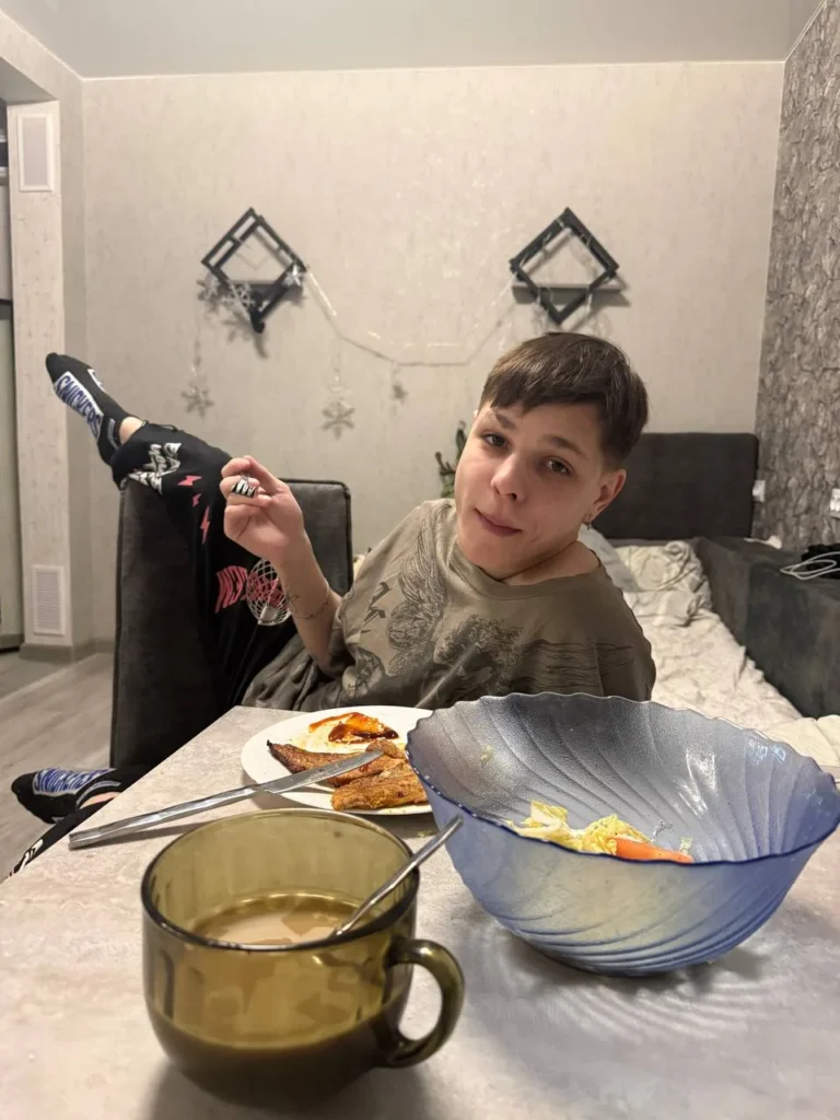 Максим из дуэта «Алина и Макс» за столом с ужином