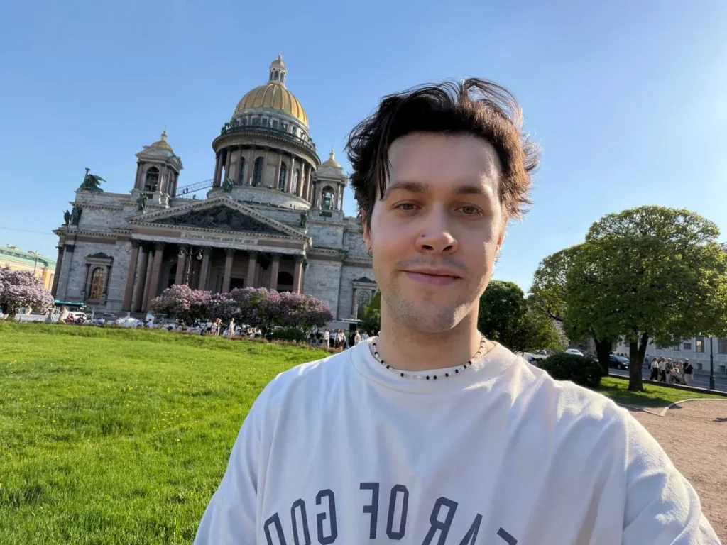 Стример Мафаня (Владислав Калюка) на фоне Исаакиевского собора в Петербурге