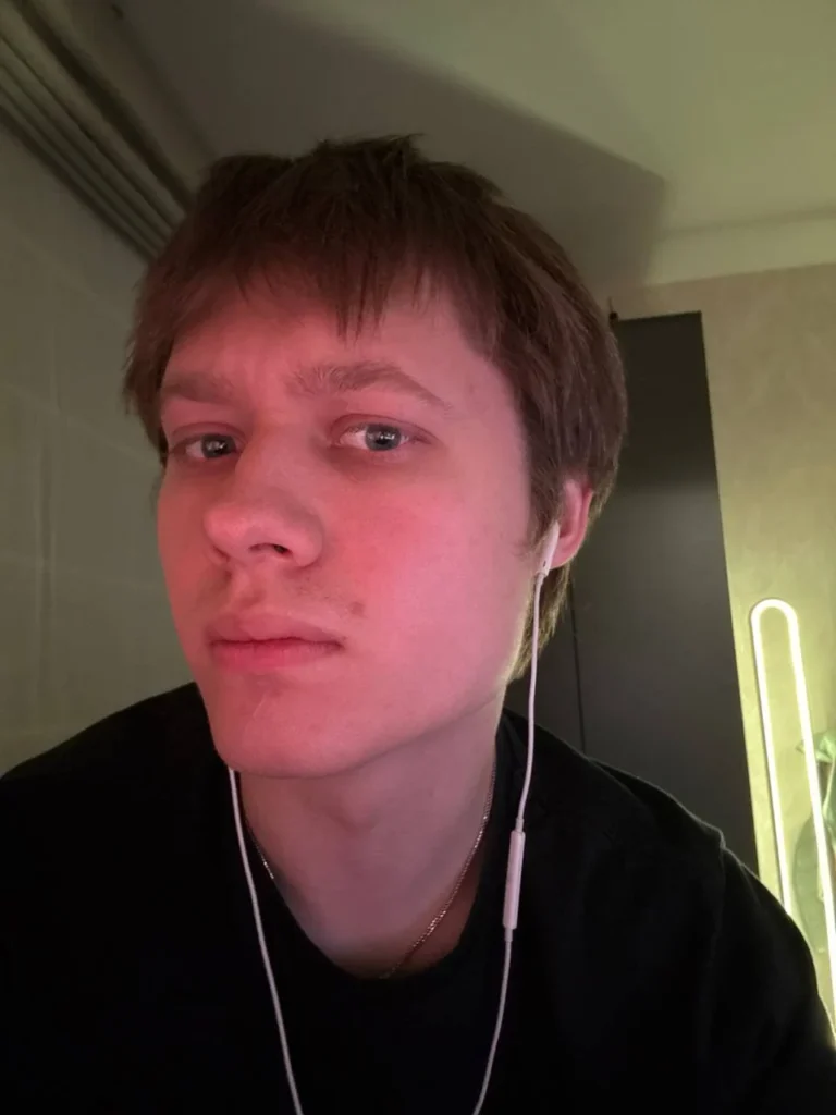 Анек (Саша) в наушниках, селфи