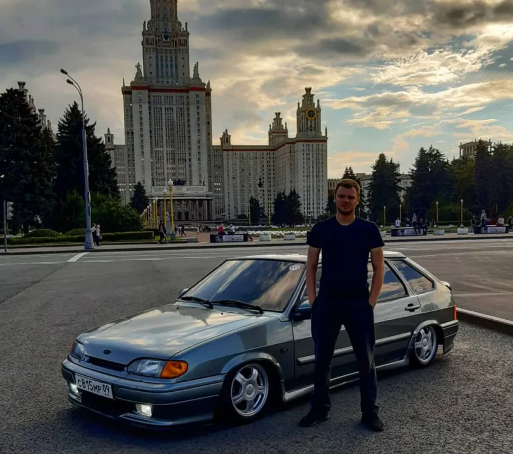 Юра Волков у заниженной ВАЗ-2114 на фоне главного здания МГУ