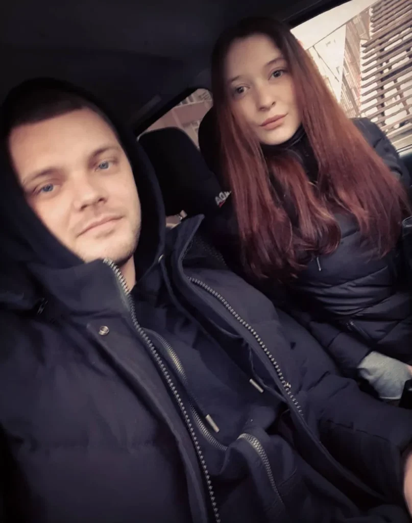 Юра Волков и Соня делают селфи в машине